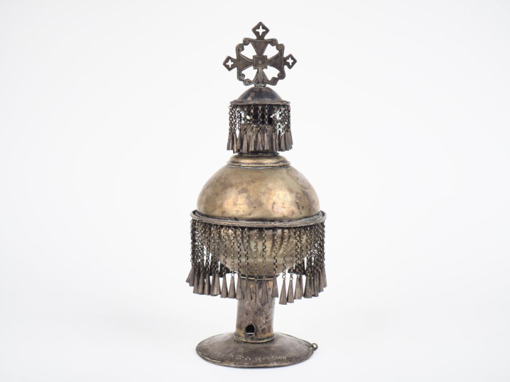 Finial de Torah en métal argenté à décor de pendeloques. H. 28 cm.