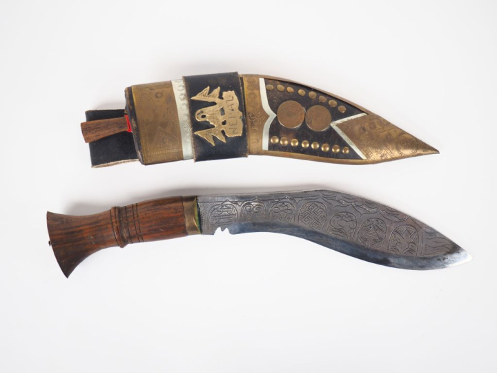 Kukri Népalais en cuir, laiton, bois et métal argenté de décor de moti