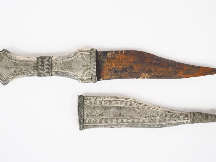 Couteau en métal argenté à décor ciselé de motifs géométriques. L. 27 