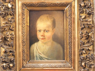 Vente aux enchères Ecole française XIXème.  "portrait d'enfant à la toge" Huile sur panne