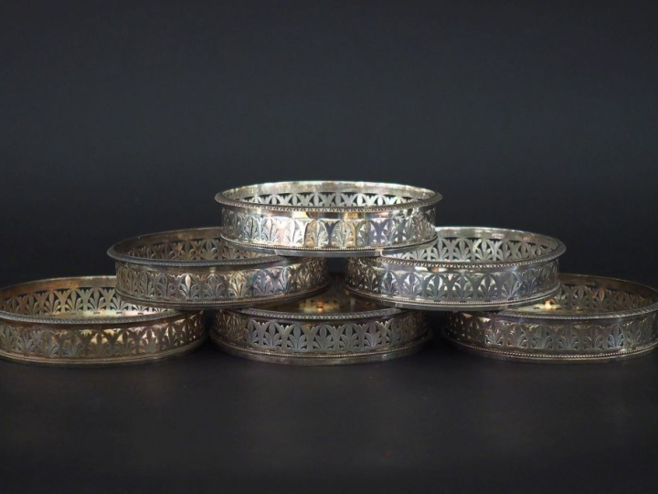 Suite de six dessous de bouteille en argent, poinçon au Coq, à décor a