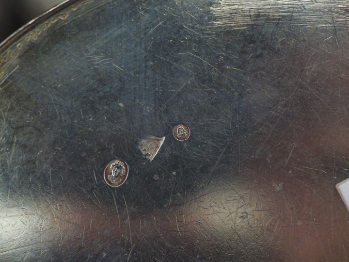 Suite de six dessous de bouteille en argent, poinçon au Coq, à décor a