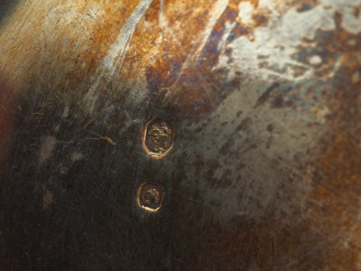 Suite de six dessous de bouteille en argent, poinçon au Coq, à décor a