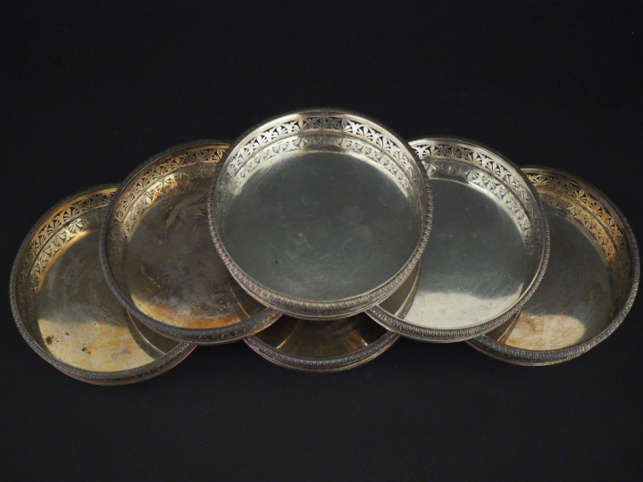 Suite de six dessous de bouteille en argent, poinçon au Coq, à décor a