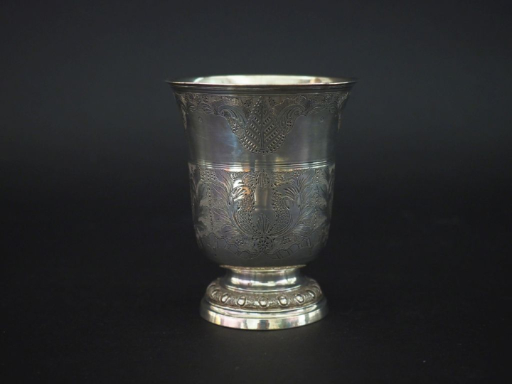 Timbale de forme tulipe XVIIIème en argent, à décor gravé de feuillage