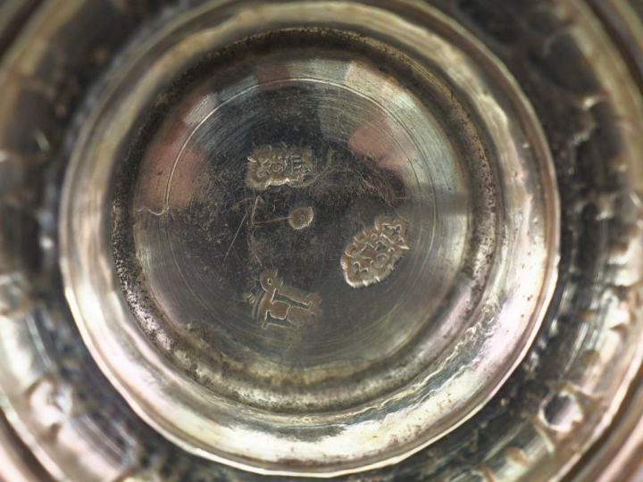 Timbale de forme tulipe XVIIIème en argent, à décor gravé de feuillage