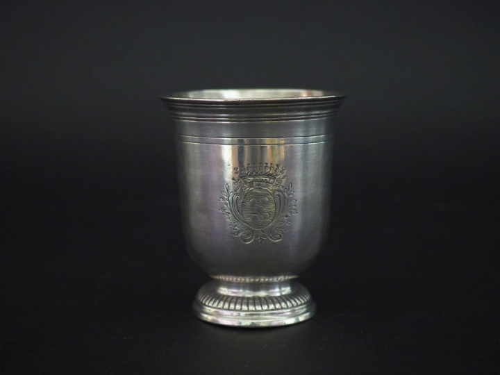 Timbale sur piédouche de forme tulipe XVIIIème en argent, à décor d'ar