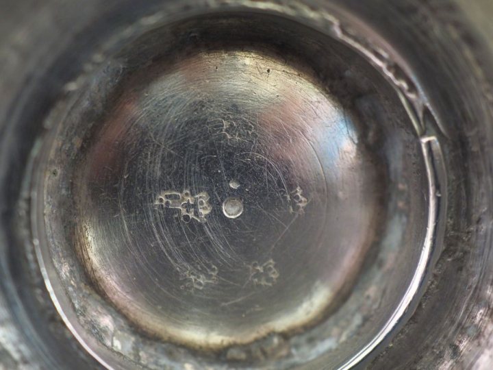 Timbale sur piédouche de forme tulipe XVIIIème en argent, à décor d'ar