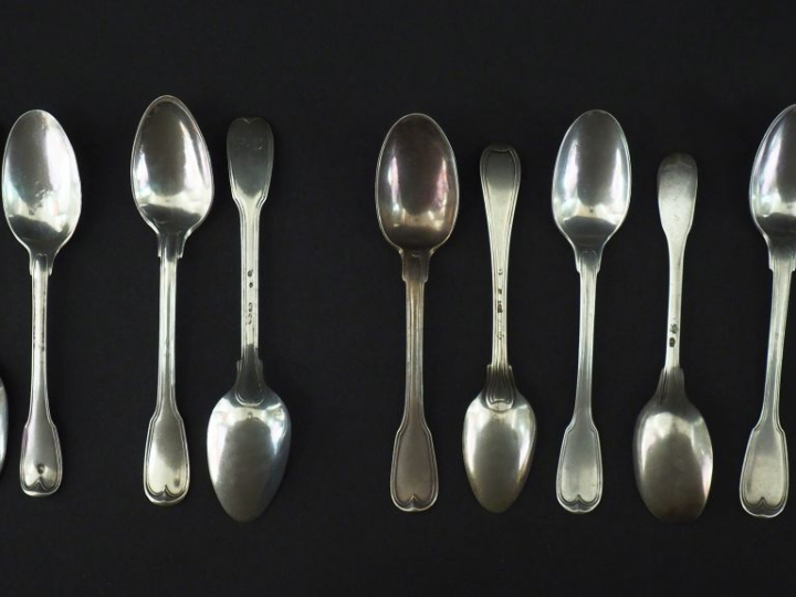 Ensemble comprenant :  - une suite de trois petites cuillères XVIIIème