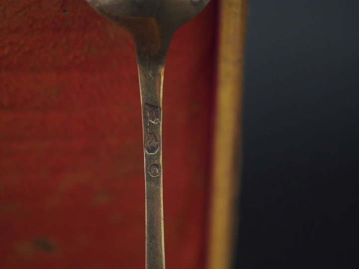 Suite de douze petites cuillères fin XVIIIème - début XIXème en vermei