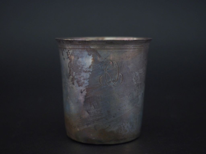 Timbale à fond plat en argent lisse, poinçon au Coq.  La bordure rehau