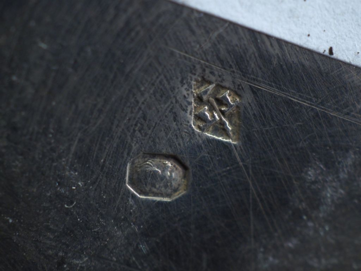 Timbale à fond plat en argent lisse, poinçon au Coq.  La bordure rehau