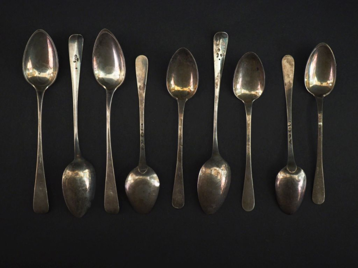 Ensemble comprenant :  - une suite de quatre petites cuillères fin XVI
