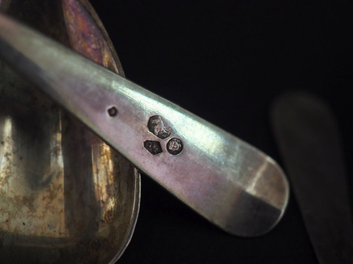 Ensemble comprenant :  - une suite de quatre petites cuillères fin XVI