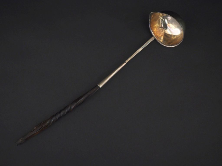 Louche à punch en argent, poinçon au Coq, manche en corne.  Long. 31,5