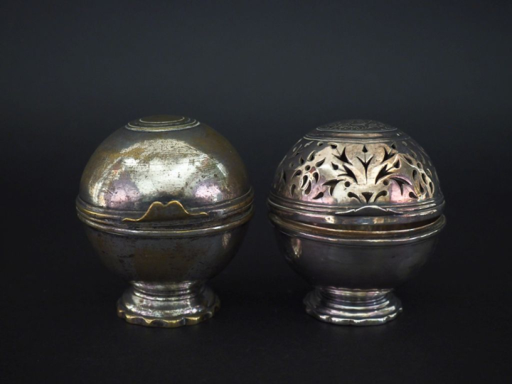 Ensemble comprenant une boule porte-savon et une boule porte-éponge XV