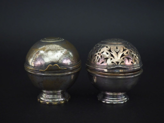 Vente aux enchères Ensemble comprenant une boule porte-savon et une boule porte-éponge XV