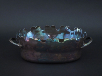 Vente aux enchères Verrière XVIIIème en métal plaqué.  Anses lmatérales feuillagées.  10,