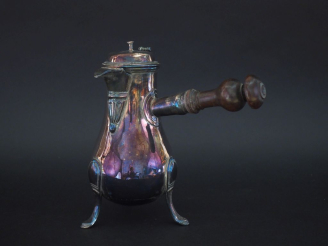 Vente aux enchères Verseuse XVIIIème (?) en métal plaqué.  Reposat sur trois pieds à spat