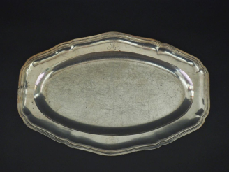 Vente aux enchères Plat ovale XVIIIème (?) en métal plaqué, modèle à filet.  Monogrammé e