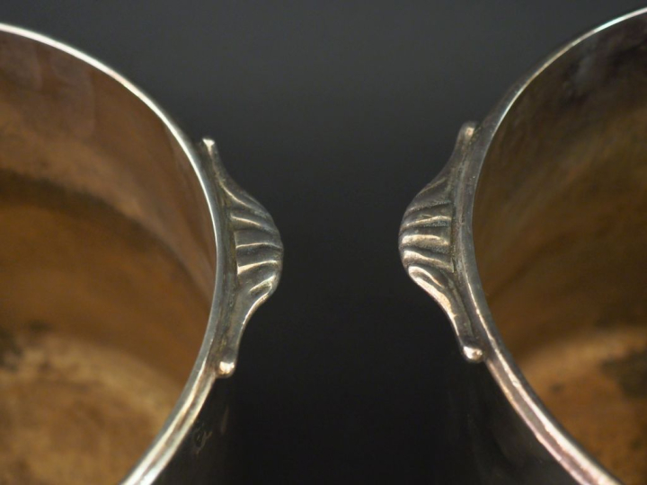 Paire de seaux à champagne en métal plaqué.  Prises, à décor de godron