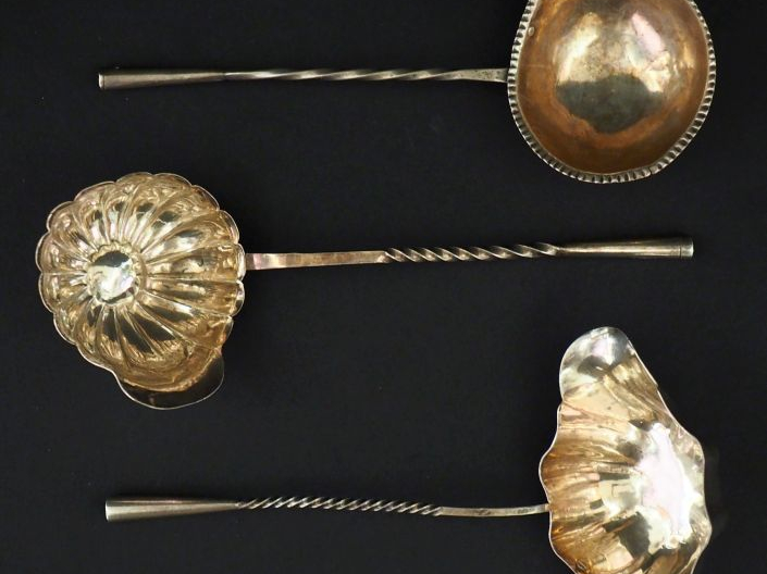 Ensemble comprenant trois éléments de louche à punch, deux poinçon au 