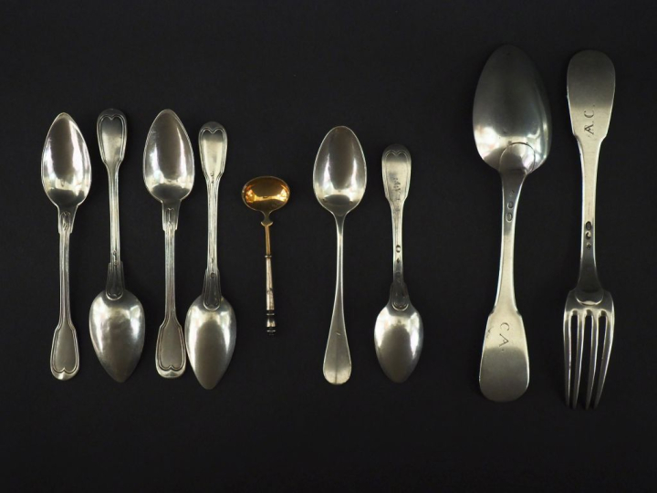 Ensemble comprenant :  - quatre petites cuillères en argent 925, poinç