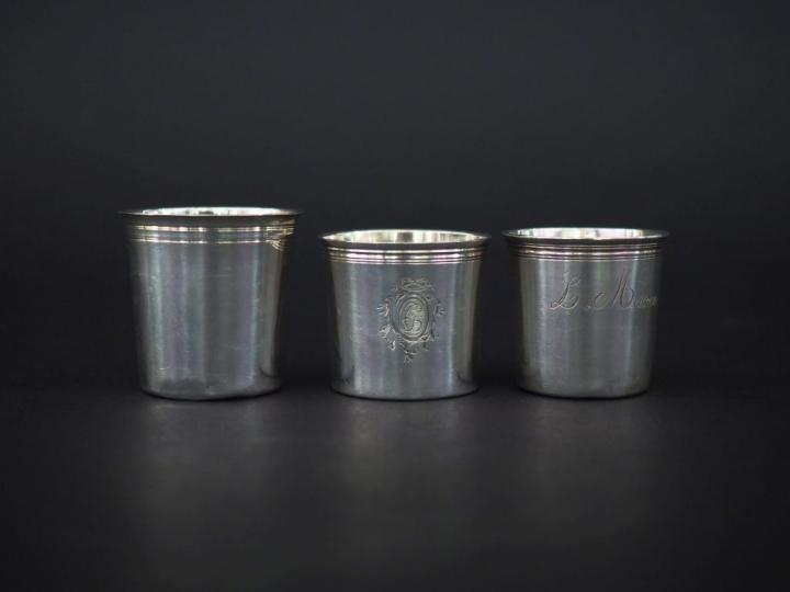 Ensemble comprenant :  - un verre à liqueur XVIIIème en argent, à déco
