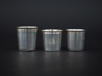 Vente aux enchères Ensemble comprenant :  - un verre à liqueur XVIIIème en argent, à déco