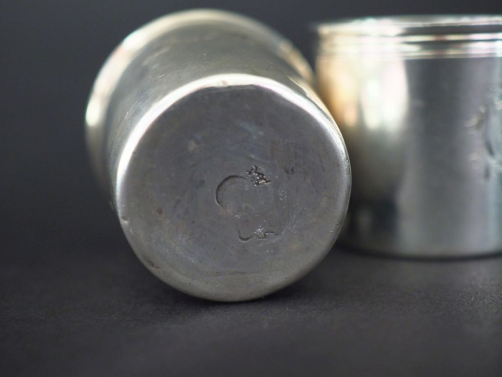 Ensemble comprenant :  - un verre à liqueur XVIIIème en argent, à déco