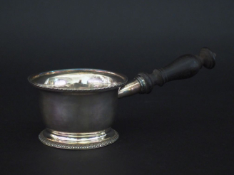 Vente aux enchères Petite casserole sur piédouche Restauration en argent 950, poinçon Vie