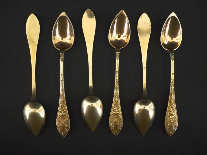 Suite de six petites cuillères Restauration de style Louis XIV en verm