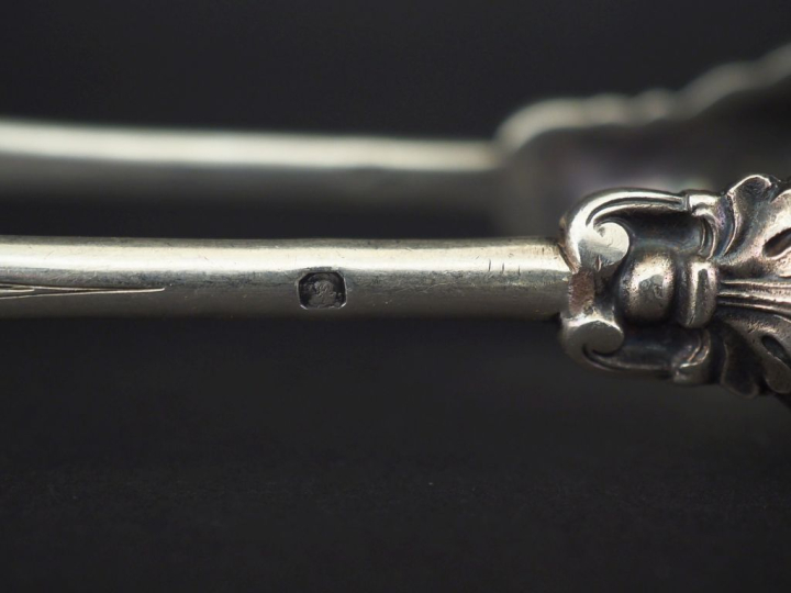 Ensemble comprenant :  - une pince à sucre Restauration en argent 950,