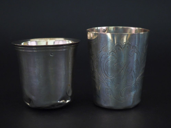 Ensemble comprenant :  - une timbale de forme évasée Restauration en a