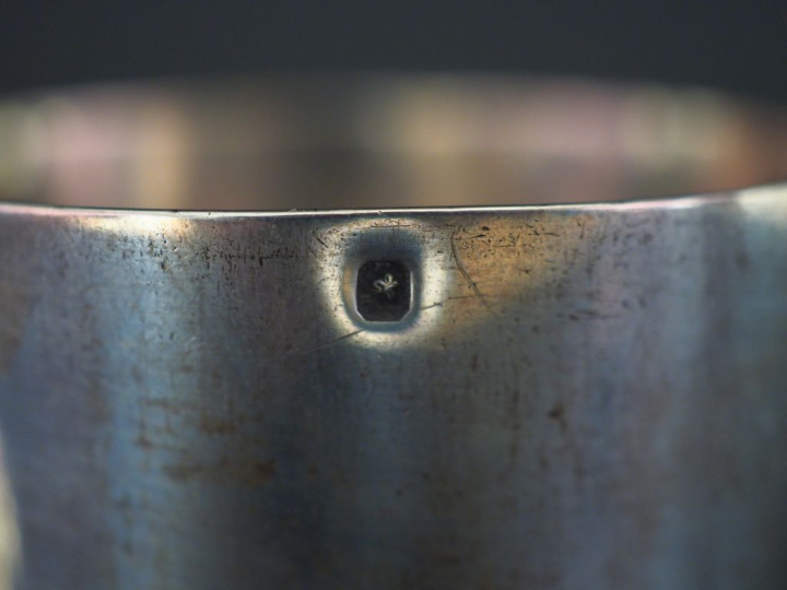 Ensemble comprenant :  - une timbale de forme évasée Restauration en a
