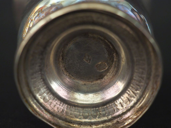 Ensemble comprenant : - une timbale sur piédouche Restauration en arge