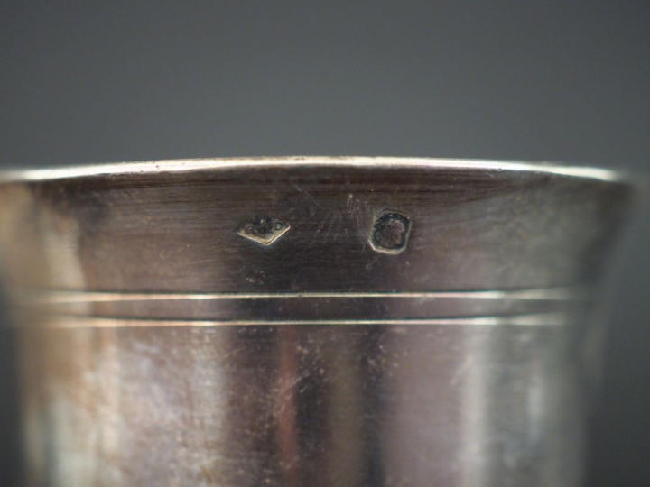 Ensemble comprenant : - une timbale sur piédouche Restauration en arge