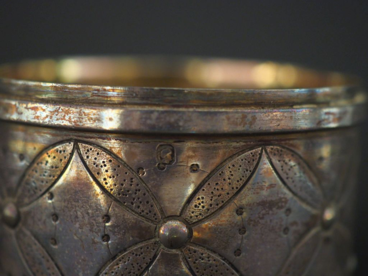 Pot couvert en argent 925, poinçon Minerve, à décor stylisé de fleurs.