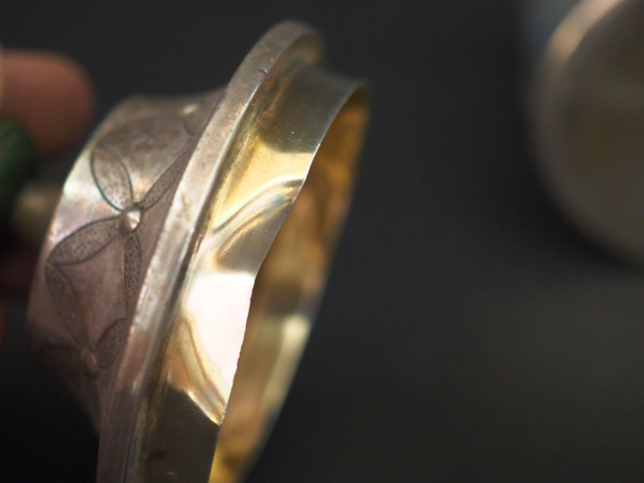 Pot couvert en argent 925, poinçon Minerve, à décor stylisé de fleurs.