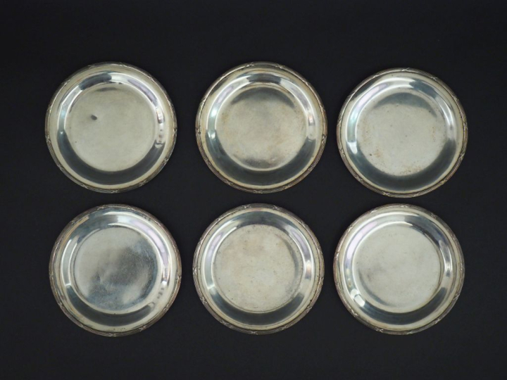 Suite de six dessous de bouteille de style Louis XVI en argent 950, po