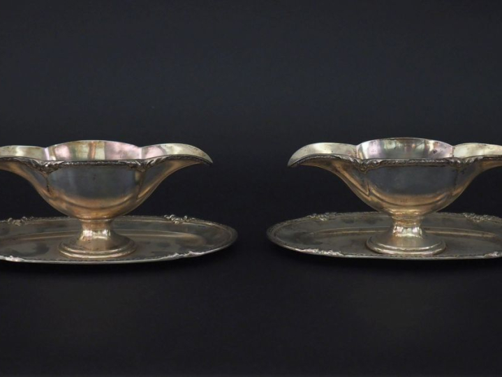 Paire de saucières en argent 915 espagnol, à décor de frise de feuille
