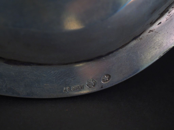 Légumier couvert en argent 915 espagnol, à décor de frise de feuilles 