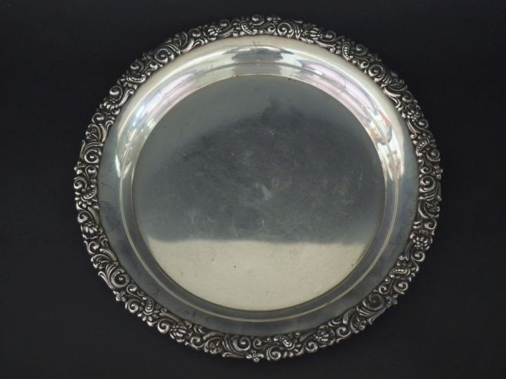 Plat creux en argent espagnol, à décor de rinceaux feuillagés et de fl