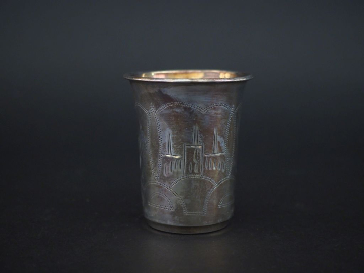 Timbale de forme tulipe en argent russe, à décor gravé de paysages et 