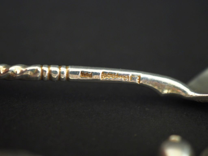 Suite de douze petites cuillères en argent russe, à décor de vase fleu