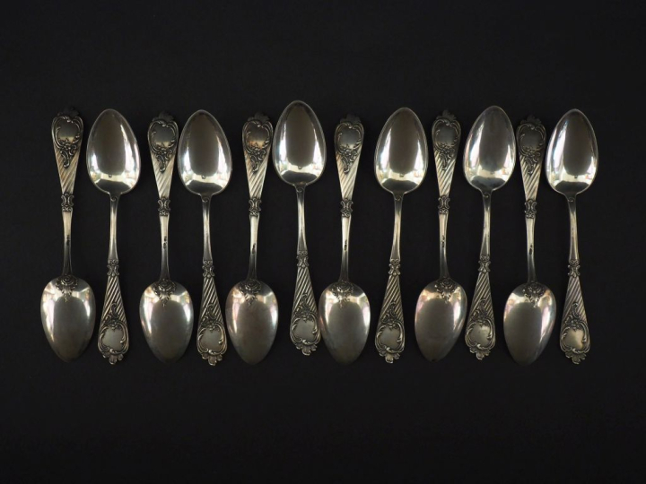Suite de douze cuillères à thé en argent russe, à décor de cartouches 