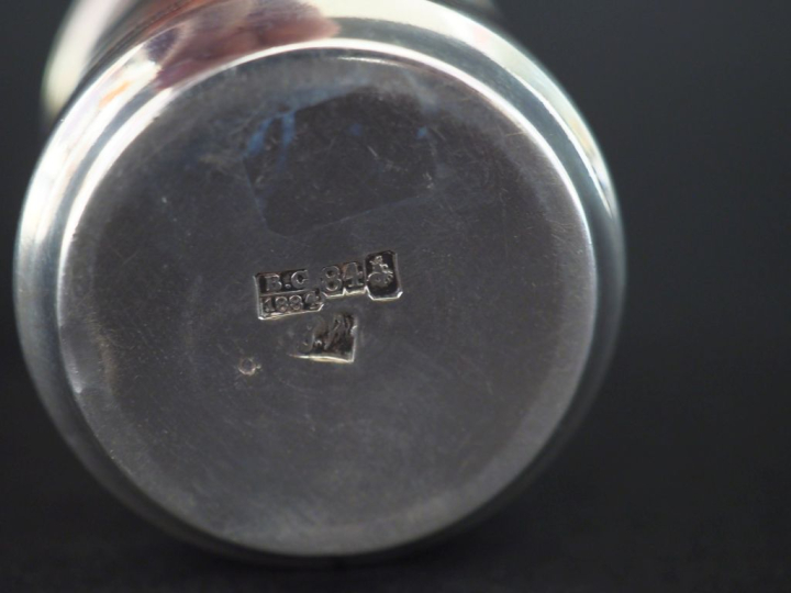 Timbale en argent russe, à décor de grecques et d'une inscription en c