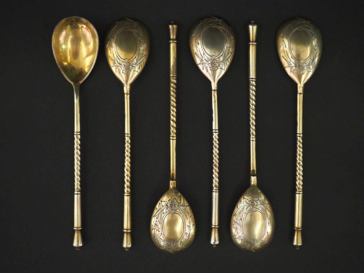 Suite de six cuillères en argent doré russe, à décor gravé au revers d