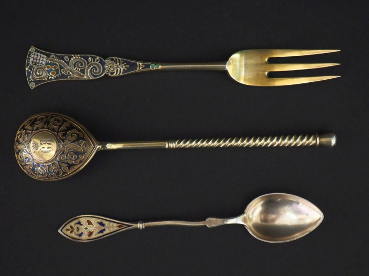 Ensemble comprenant :  - une cuillère en argent doré russe, à décor ni