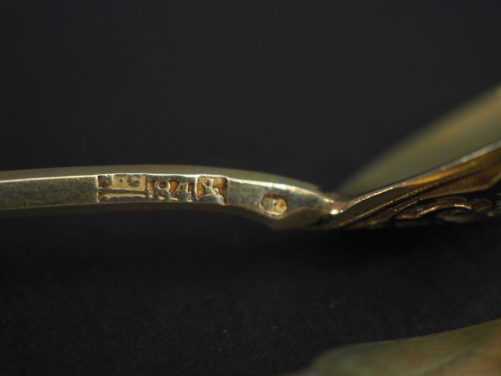 Ensemble comprenant :  - une cuillère en argent doré russe, à décor ni